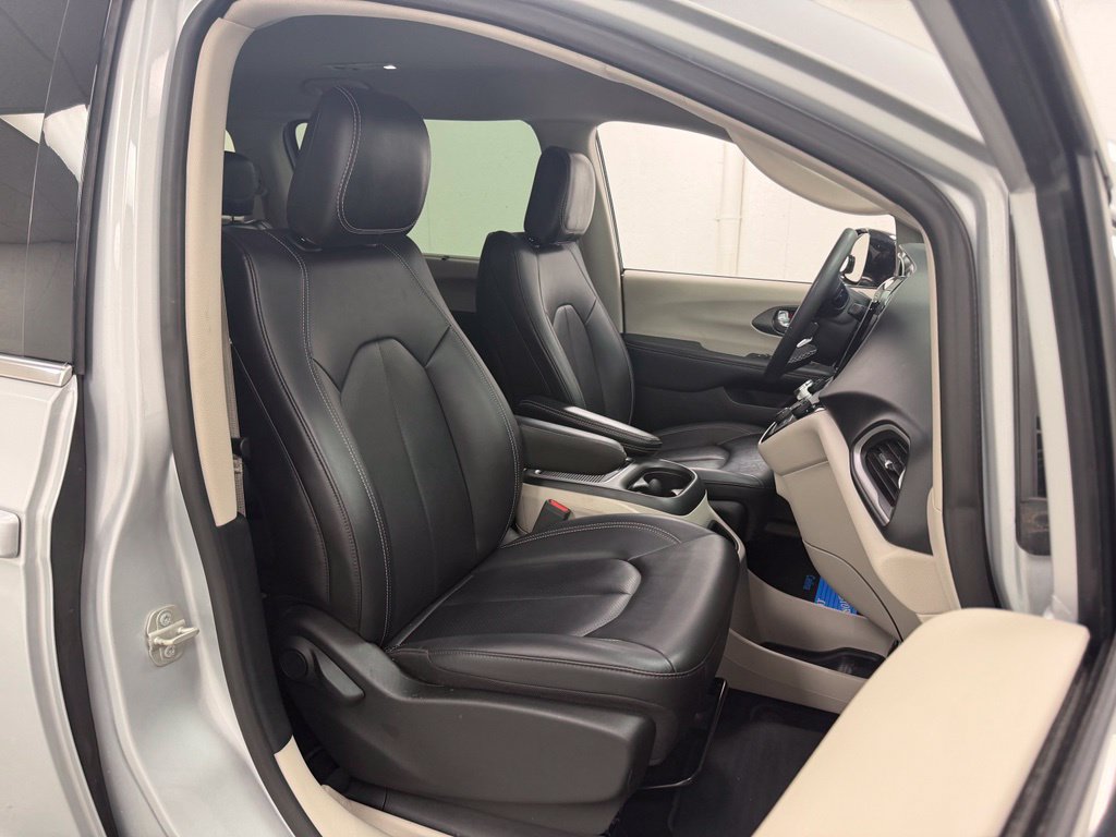 Used 2024 Chrysler Pacifica Touring-L FWD image 12
