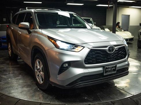 Used 2020 Toyota Highlander LE FWD image 5