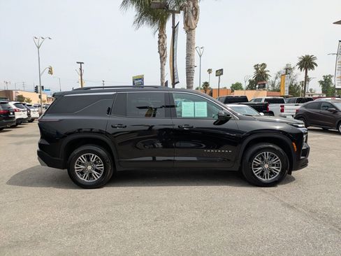 Used 2025 Chevrolet Traverse LT image 4