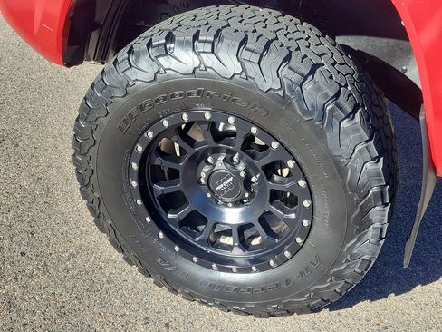 Used 2018 Toyota Tacoma TRD Sport w/ Technology Package image 11