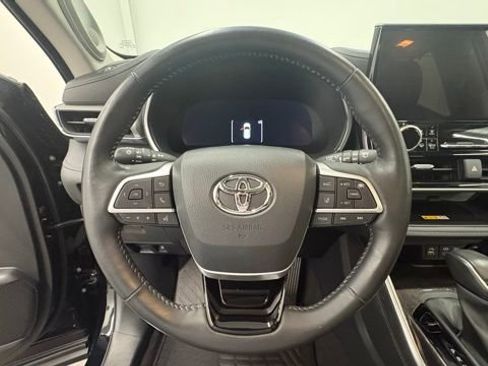 Used 2023 Toyota Highlander Platinum AWD/4WD image 16