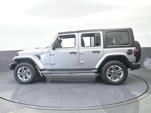 Used 2019 Jeep Wrangler Unlimited Sahara AWD/4WD image 3