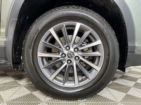 Used 2019 Toyota Highlander XLE image 9