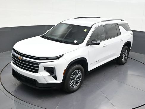 Used 2026 Chevrolet Traverse LT FWD image 16