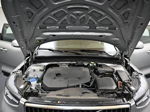 Certified 2025 Volvo XC40 B5 Core image 9