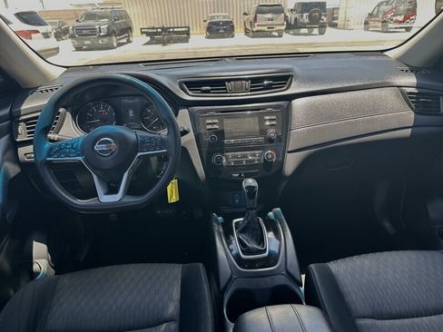 Used 2017 Nissan Rogue S image 2