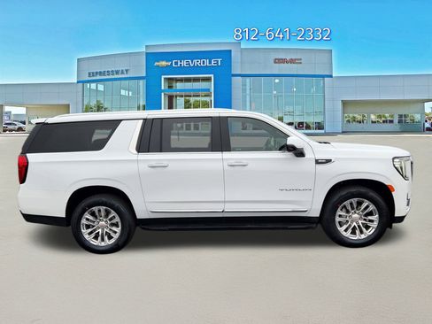 Used 2023 GMC Yukon XL SLT w/ SLT Luxury Package image 8