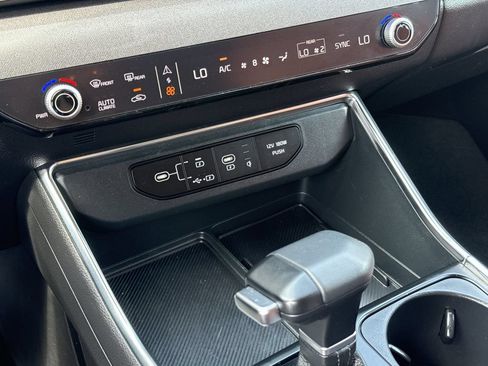 Used 2025 Kia Carnival EX FWD image 33