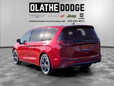 New 2026 Chrysler Pacifica Select image 3