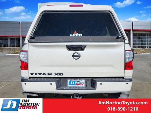 Used 2017 Nissan Titan PRO-4X w/ Pro-4x Convenience Package AWD/4WD image 7