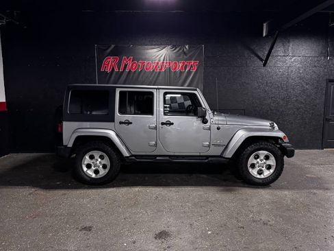 Used 2015 Jeep Wrangler Unlimited Sahara w/ Dual Top Group AWD/4WD image 5