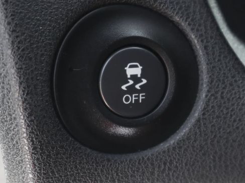Used 2017 Nissan 370Z Coupe RWD image 22