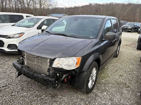 Used 2020 Dodge Grand Caravan SE image 2