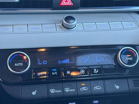 Certified 2025 Hyundai Elantra Limited FWD image 25