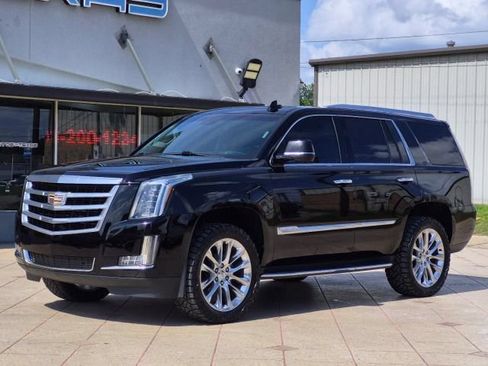 Used 2018 Cadillac Escalade Luxury RWD image 3