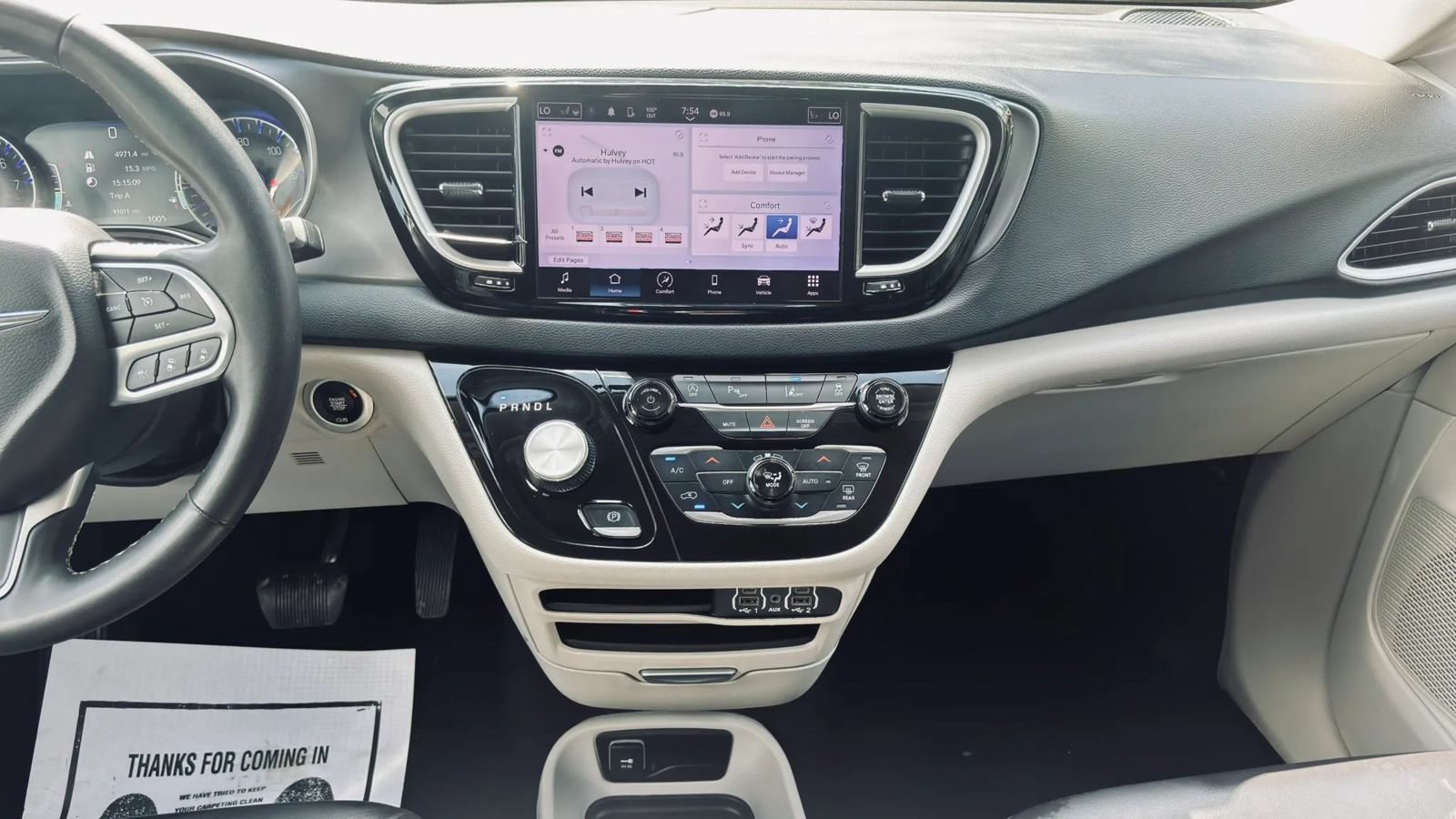 Used 2023 Chrysler Pacifica Touring-L FWD image 17