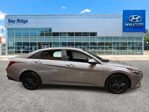 Used 2023 Hyundai Elantra SEL FWD image 2