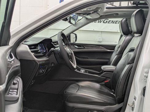 Used 2023 Jeep Grand Cherokee 4WD 4xe w/ Luxury Tech Group II image 3