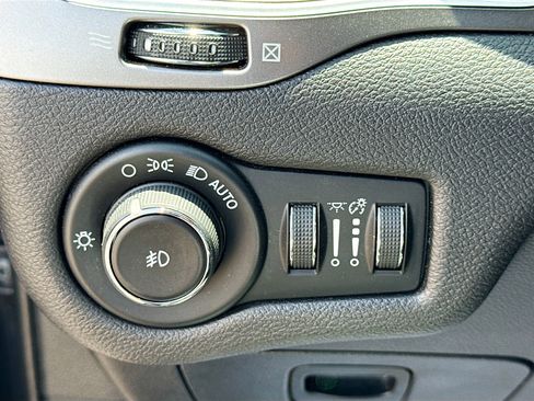 Used 2019 Jeep Cherokee Latitude Plus FWD image 33