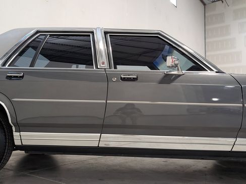 Used 1988 Ford LTD Crown Victoria RWD image 40