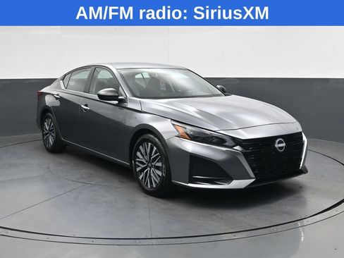 Used 2024 Nissan Altima 2.5 SV FWD image 2