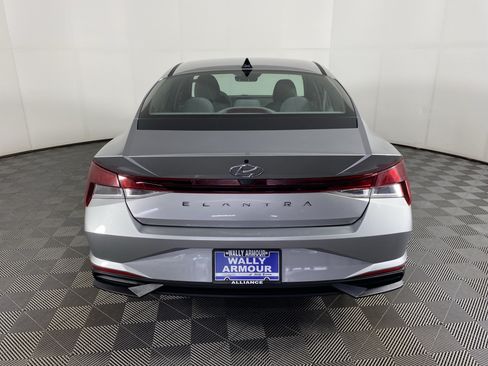 Used 2021 Hyundai Elantra SE FWD image 7