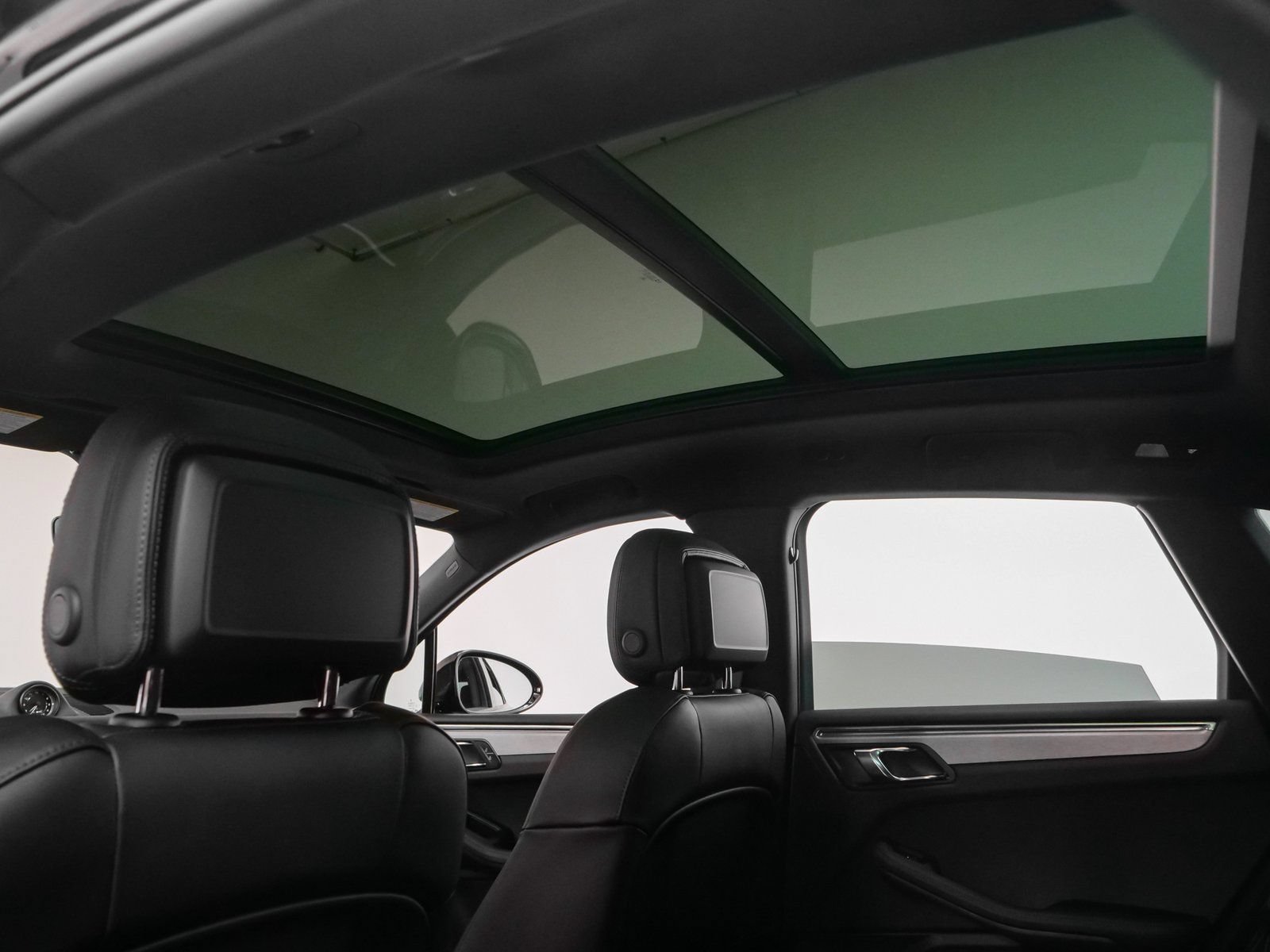 Certified 2025 Porsche Macan AWD/4WD image 38