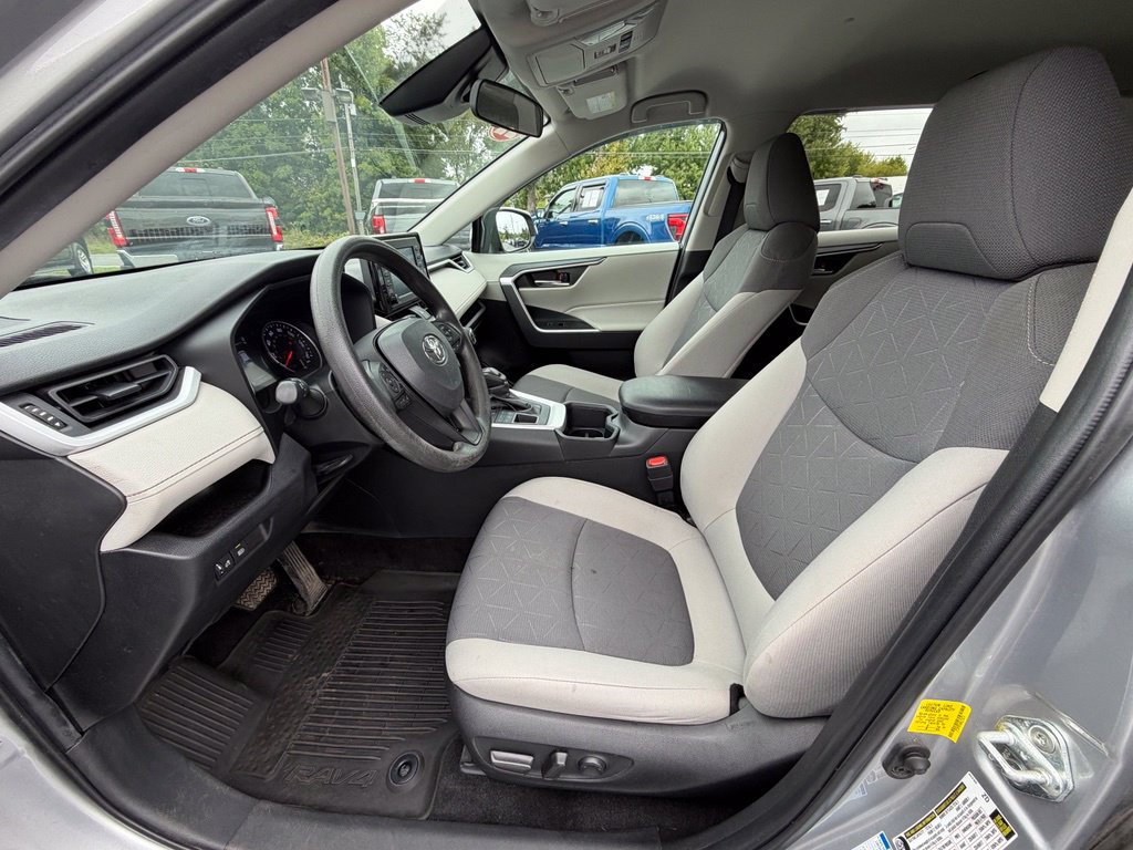 Used 2022 Toyota RAV4 XLE AWD/4WD image 10