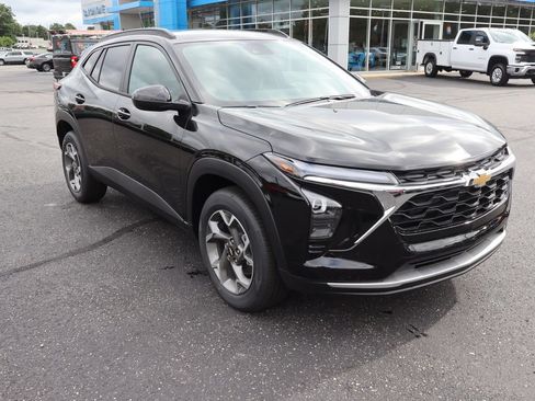 New 2026 Chevrolet Trax LT w/ LT Convenience Package FWD image 2
