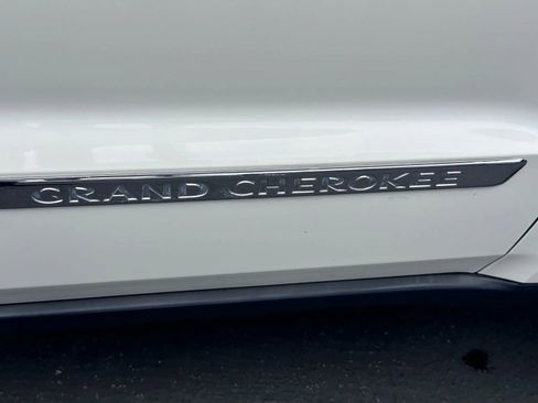 Used 2012 Jeep Grand Cherokee Laredo w/ Laredo E Group image 24