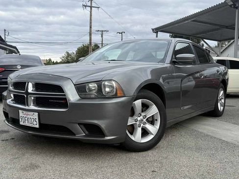 Used 2012 Dodge Charger SE RWD image 2