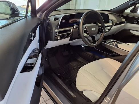 Used 2025 Cadillac Lyriq Luxury RWD image 6