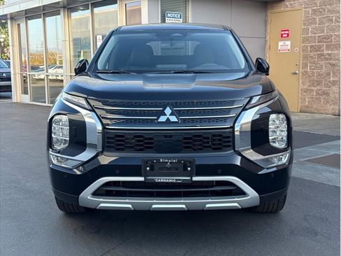 Used 2025 Mitsubishi Outlander SE image 4