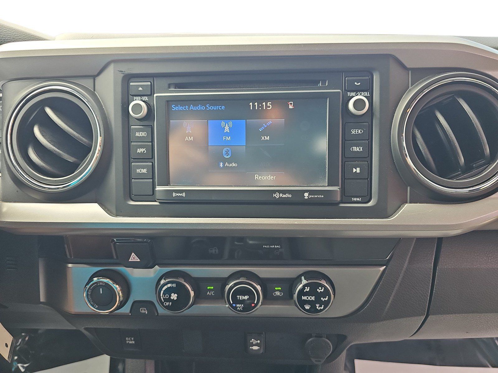Used 2018 Toyota Tacoma SR5 AWD/4WD image 18