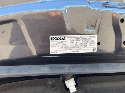 Used 2024 Toyota Highlander XLE FWD image 24