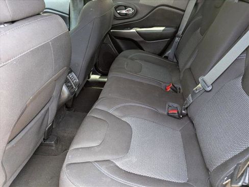 Used 2021 Jeep Cherokee Latitude AWD/4WD image 17