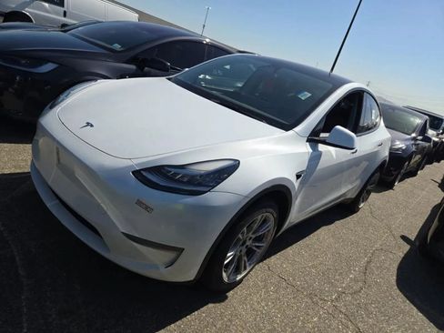 Used 2023 Tesla Model Y Long Range AWD/4WD image 2