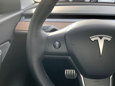 Used 2022 Tesla Model Y Performance image 18