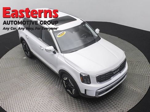 Used 2025 Kia Telluride S FWD image 3