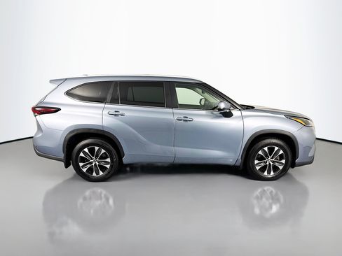 Used 2024 Toyota Highlander XLE AWD/4WD image 4