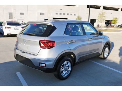 Certified 2025 Hyundai Venue SE image 9