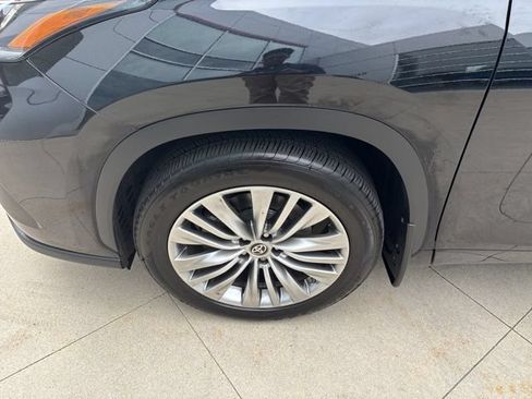 Used 2023 Toyota Highlander Platinum AWD/4WD image 5