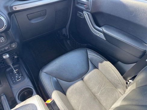Used 2015 Jeep Wrangler Unlimited Rubicon AWD/4WD image 14