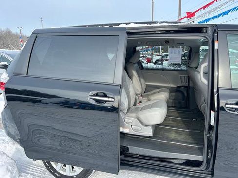 Used 2017 Toyota Sienna XLE image 19