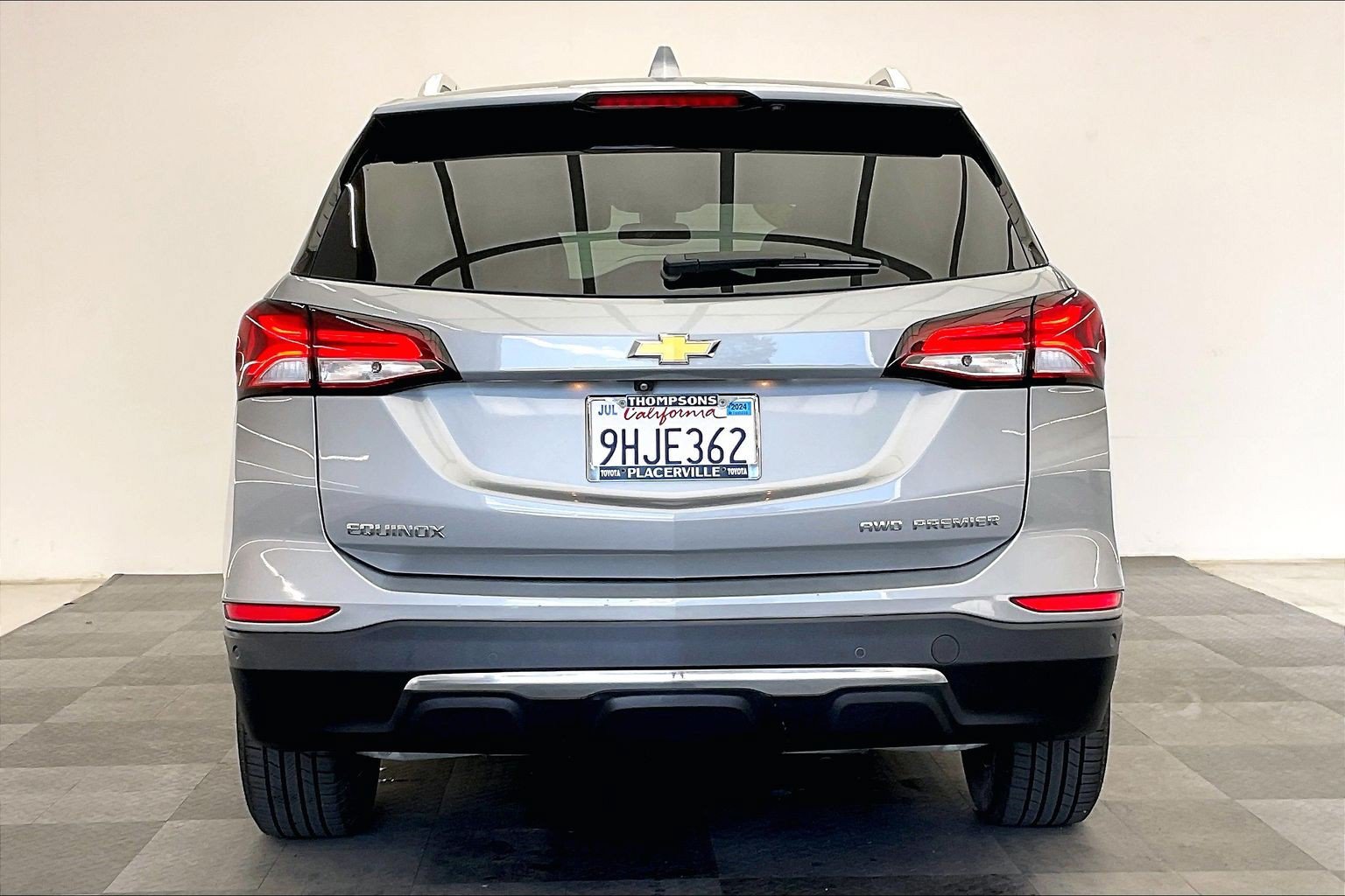 Used 2023 Chevrolet Equinox Premier AWD/4WD image 3