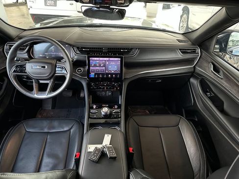 Used 2025 Jeep Grand Cherokee Overland AWD/4WD image 19