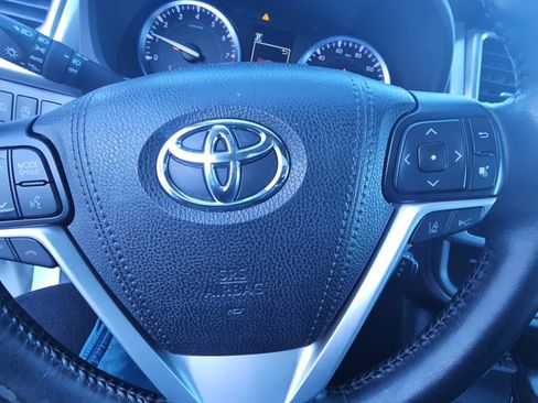 Used 2018 Toyota Highlander XLE image 12