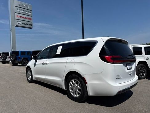 Used 2023 Chrysler Pacifica Touring-L FWD image 6