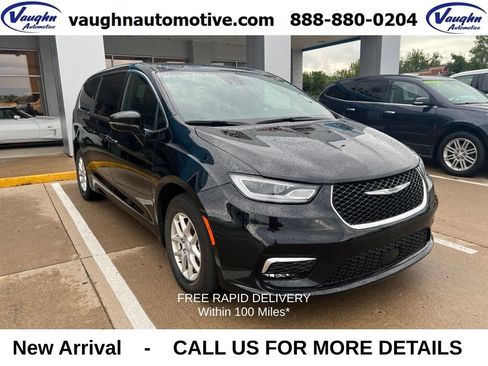 Used 2025 Chrysler Pacifica Select FWD image 1