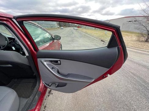 Used 2014 Hyundai Elantra SE image 28